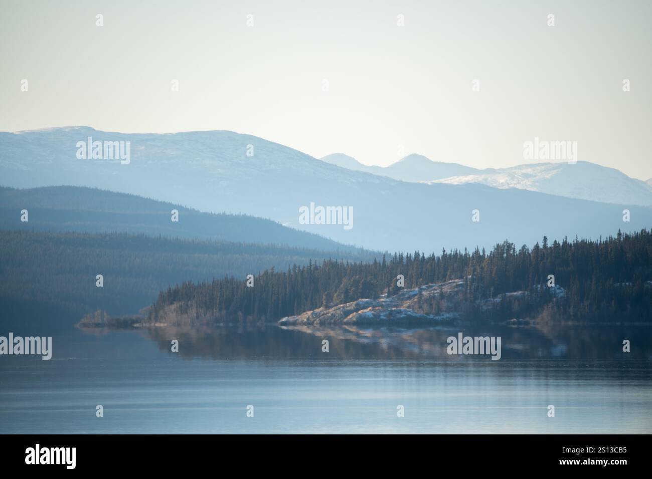 L'alba del mattino è mozzafiato nel nord del Canada, con la foresta naturale borea in vista con le montagne rocciose del nord del Canada. Foto Stock