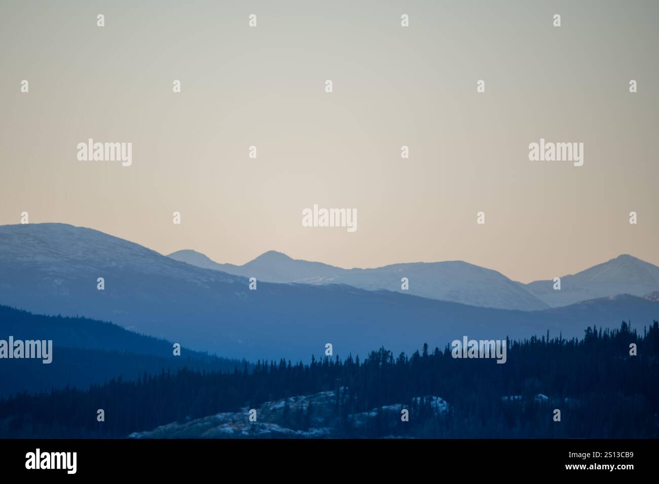 L'alba del mattino è mozzafiato nel nord del Canada, con la foresta naturale borea in vista con le montagne rocciose del nord del Canada. Foto Stock