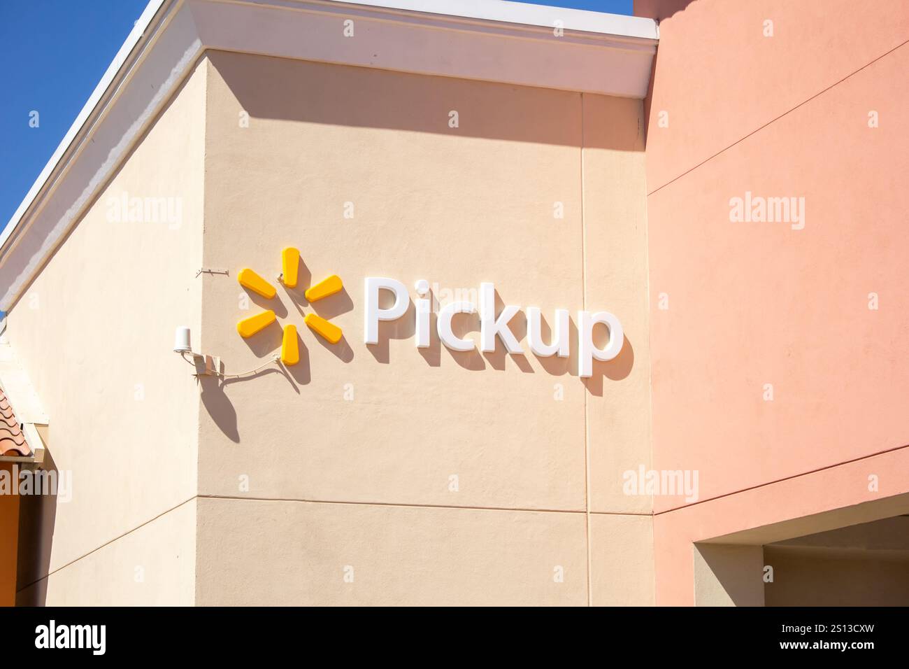 Brea, California, Stati Uniti - 04-17-2019: Veduta di un cartello al Walmart che indica la disponibilità del servizio di prelievo. Foto Stock