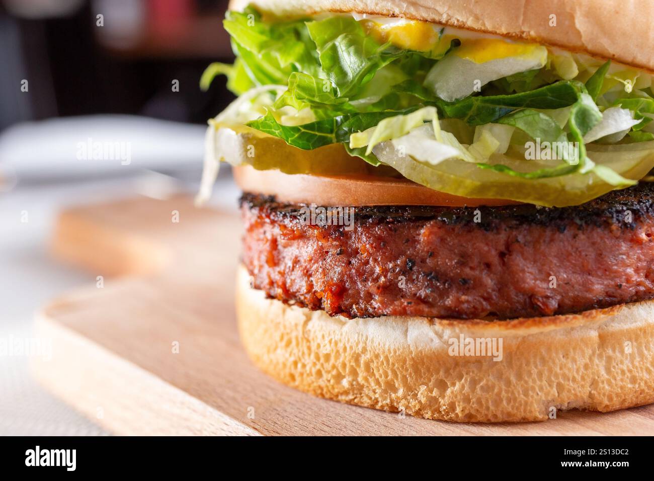 Vista ravvicinata di un hamburger, caratterizzato da un hamburger a base di ingredienti vegetali. Foto Stock