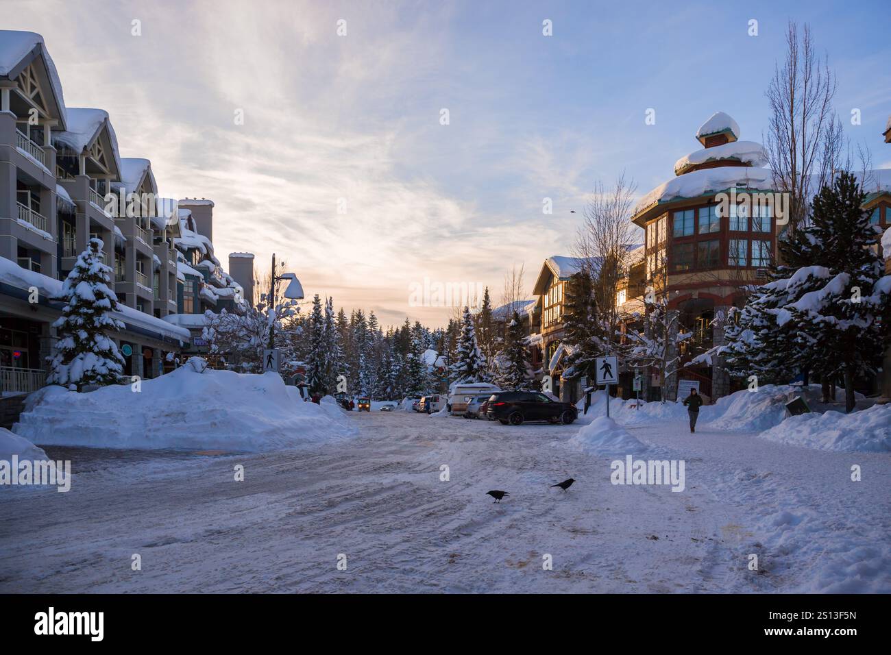 Turismo invernale in montagna - una passeggiata in villaggio alpino con case, Lodge, caffè e stazioni sciistiche. neve bianca pura e luce solare. Whistler, Foto Stock