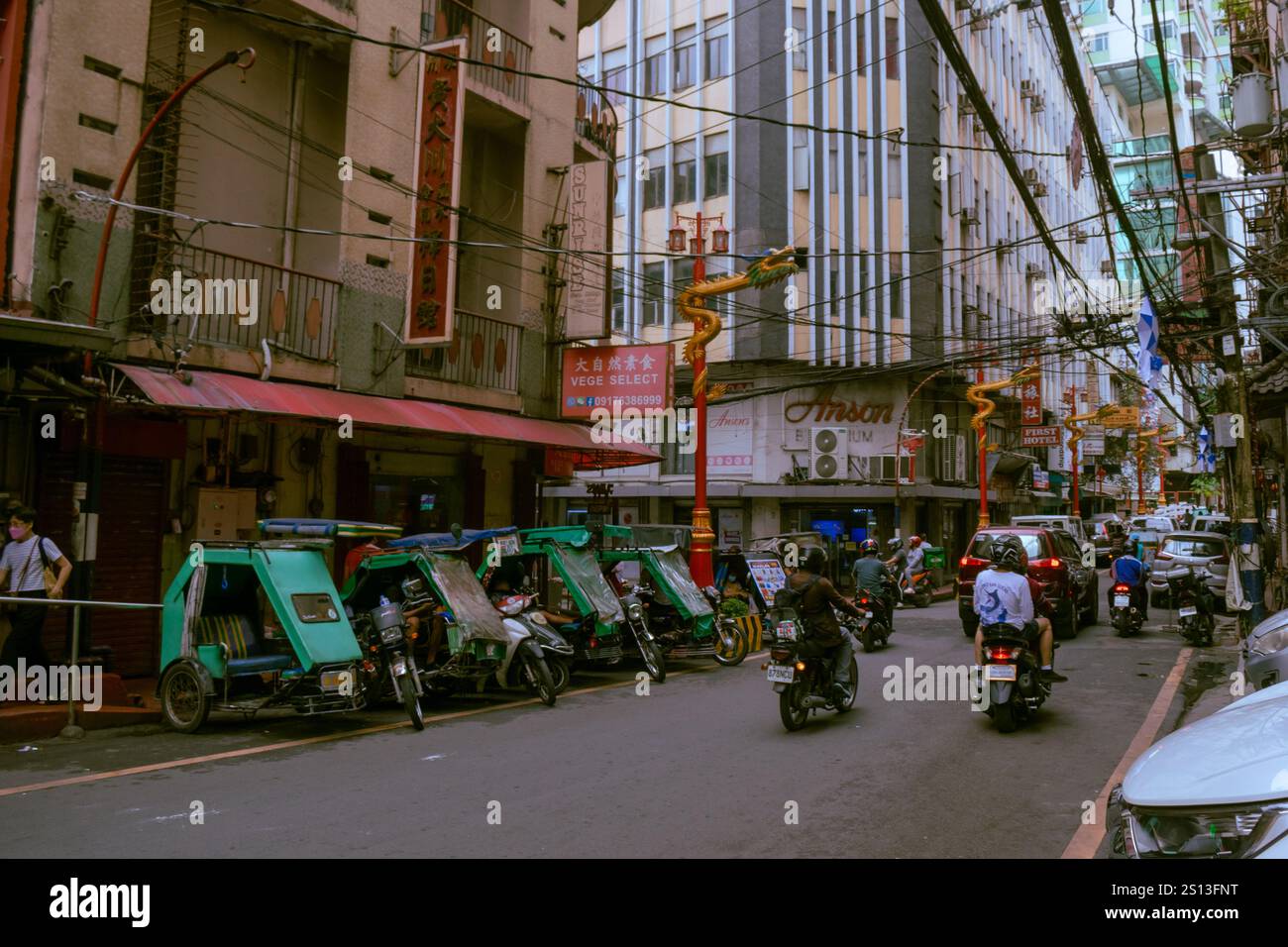 Binondo, Manila, Filippine. 17 novembre 2022. Strada colorata nella Chinatown di Manila. Foto Stock