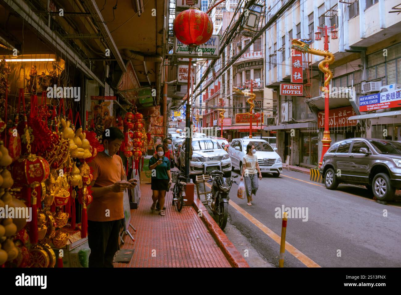 Binondo, Manila, Filippine. 17 novembre 2022. Strada colorata nella Chinatown di Manila. Foto Stock