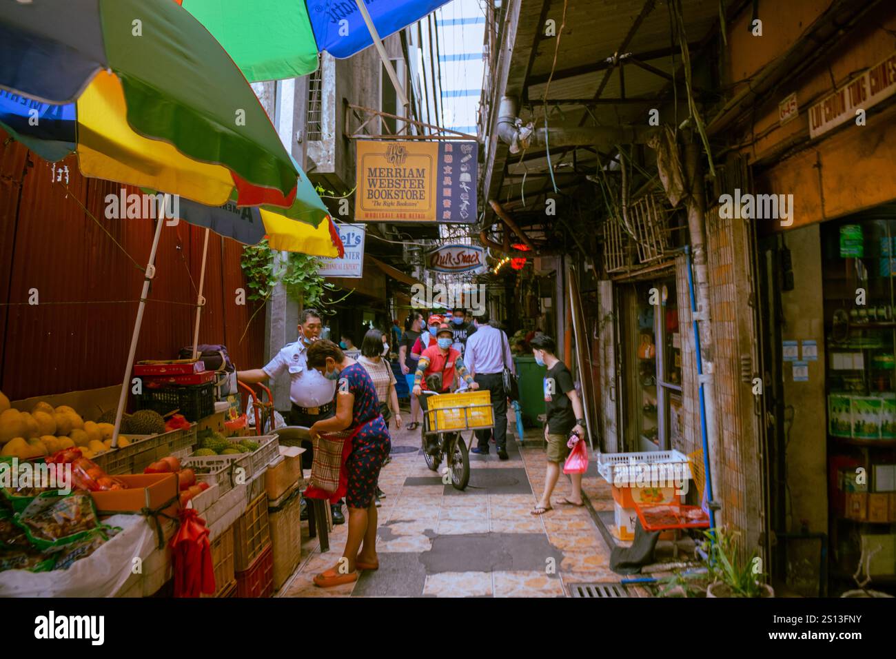Binondo, Manila, Filippine. 17 novembre 2022. Strada colorata nella Chinatown di Manila. Foto Stock