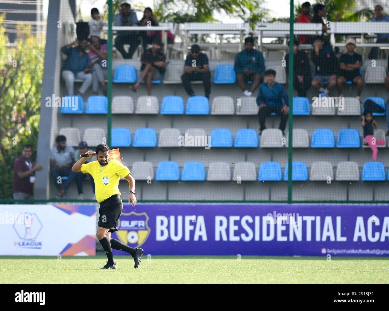 Bengaluru, India. 30 dicembre 2024. L'amichevole FIFA tra India e Maldive è stata interrotta per 15 minuti dopo che un linesman è stato colpito dalle api. Ha attraversato il campo alla ricerca di giocatori per trovare shelter.in Bengaluru, India. Credito: Ranjith Kumar/Alamy Live News. Foto Stock