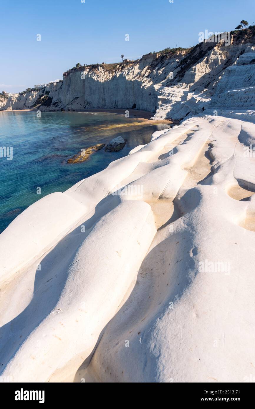 Sicilia, Italia - 11 maggio 2022: La bellissima e bianca scala turca durante una giornata di sole Foto Stock