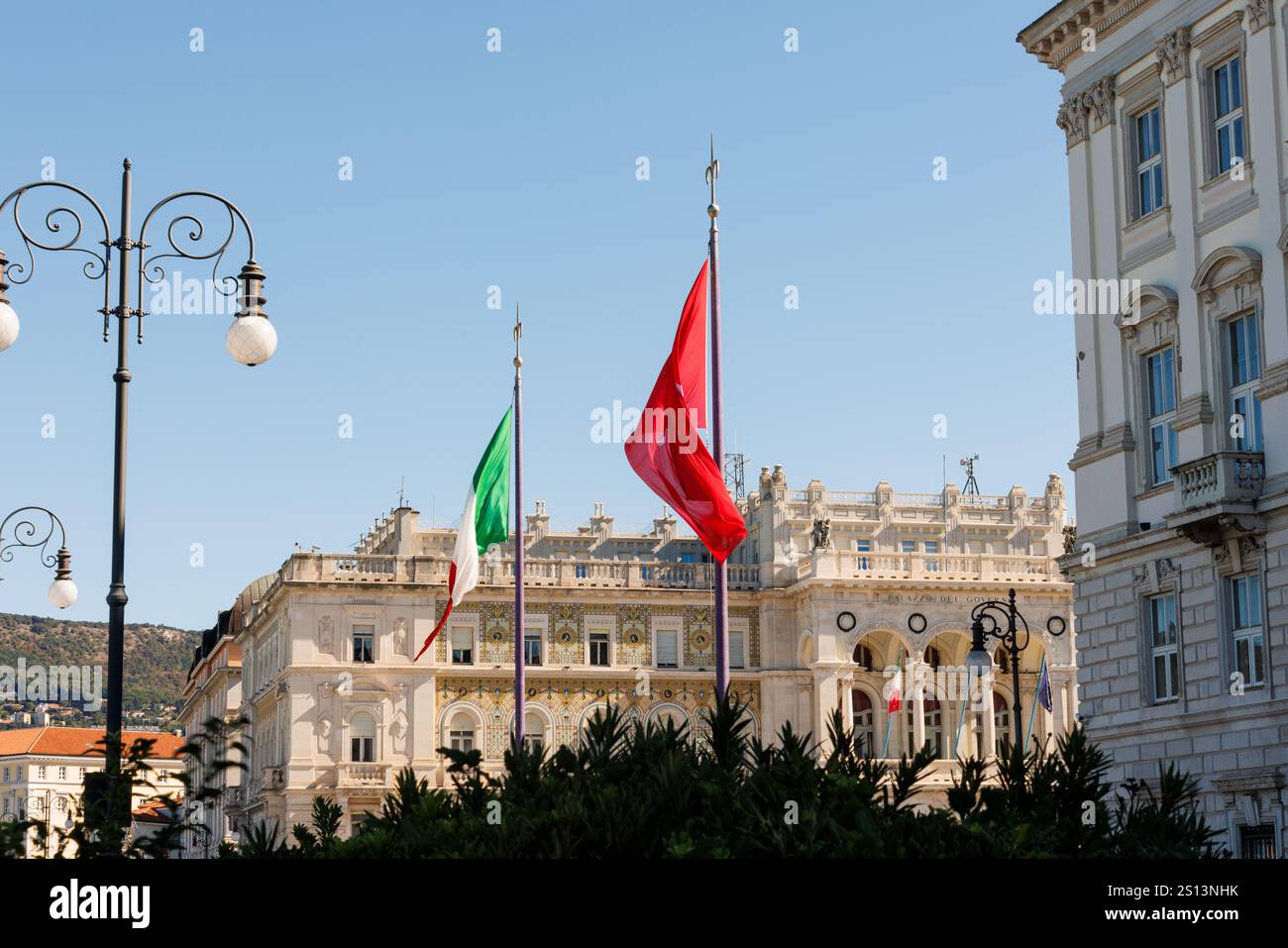 Bandiere d'Italia e Trieste nella città di Trieste in Italia Foto Stock
