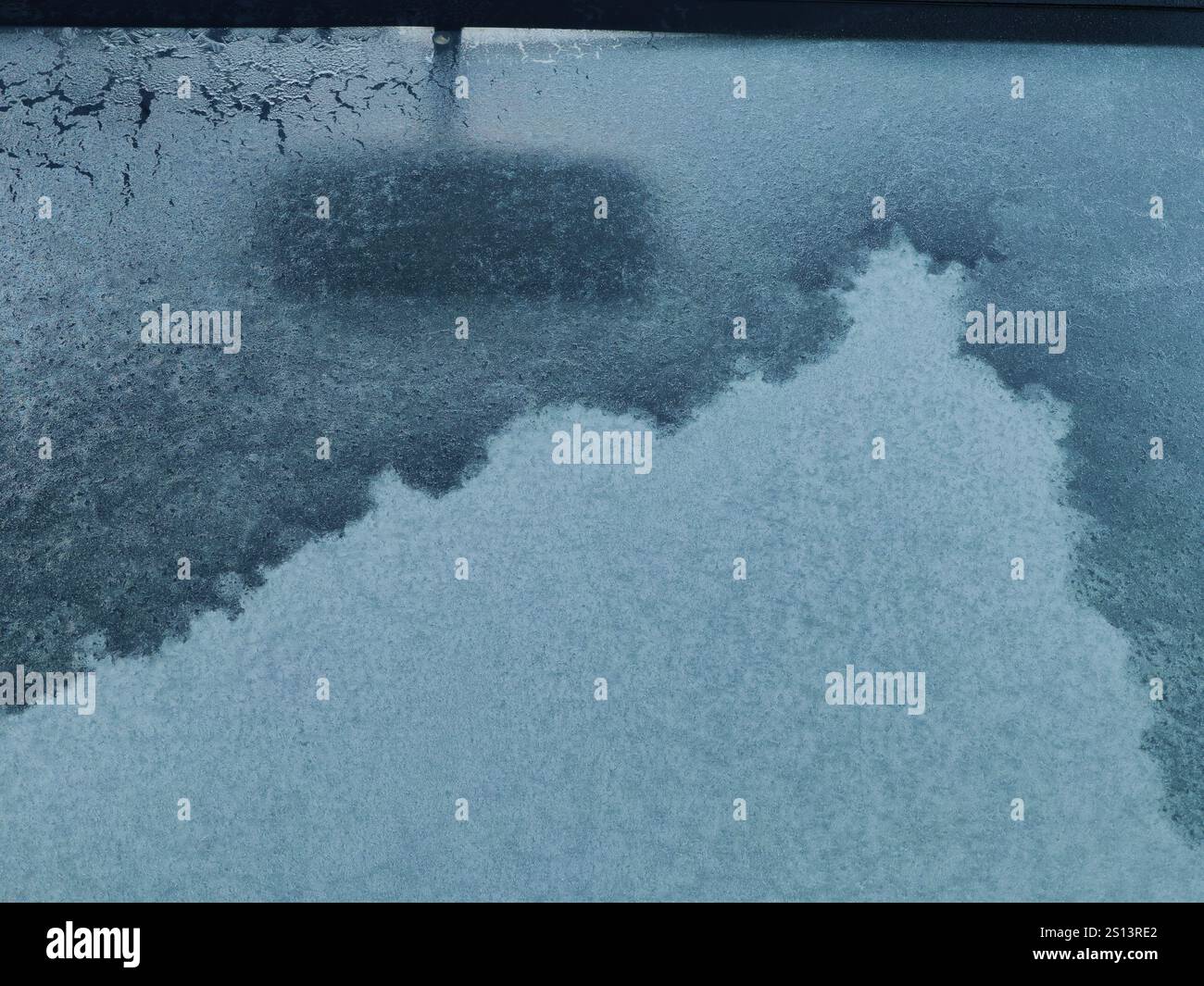 Prospettiva congelata: Vista posteriore sull'impugnatura invernale. Abstract Iceberg Mountain. Foto Stock