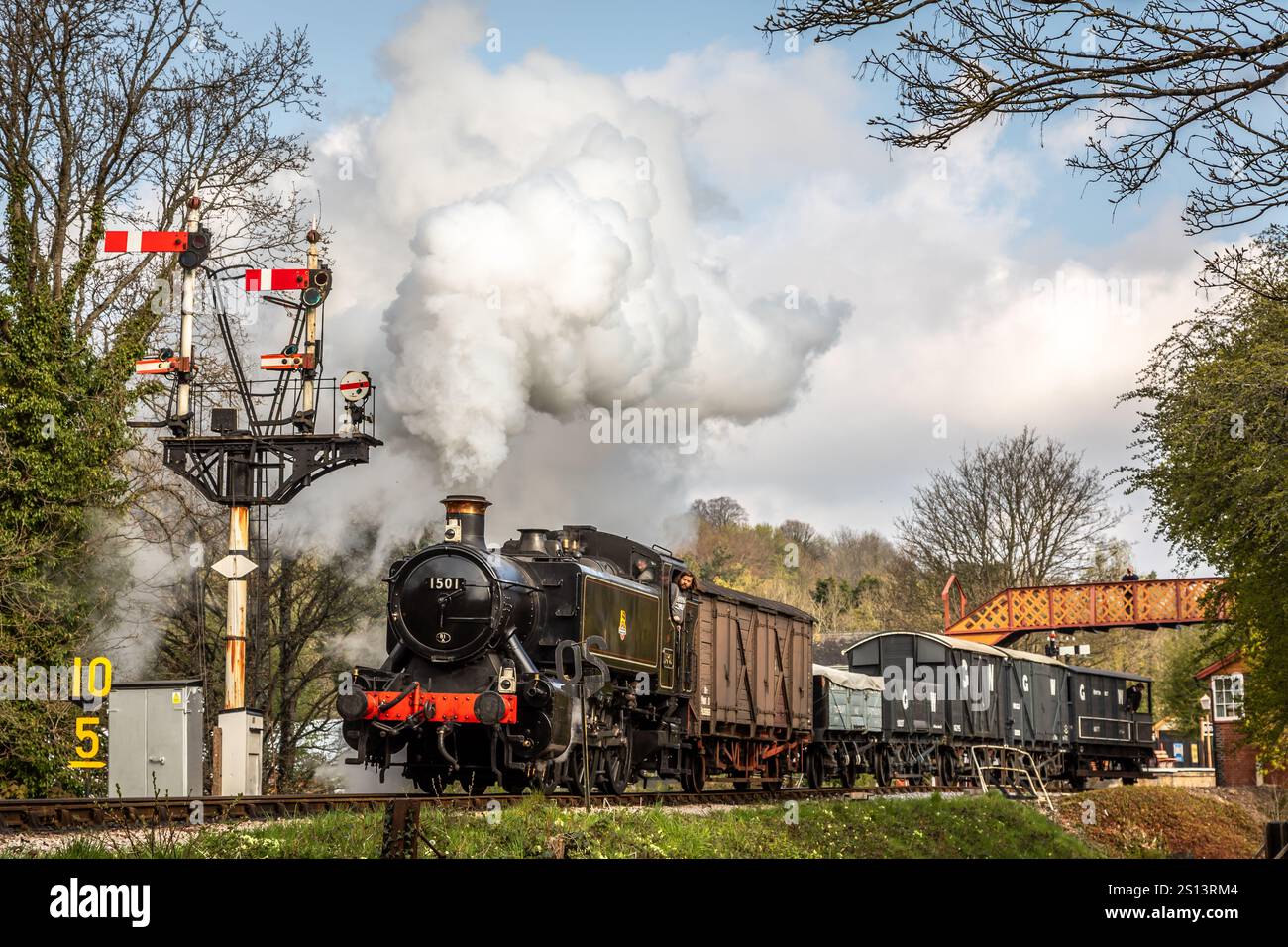BR '1500' classe 0-6-0PT n. 1501 parte dalla stazione di Buckfastleigh sulla South Devon Railway, Devon, Inghilterra, Regno Unito Foto Stock