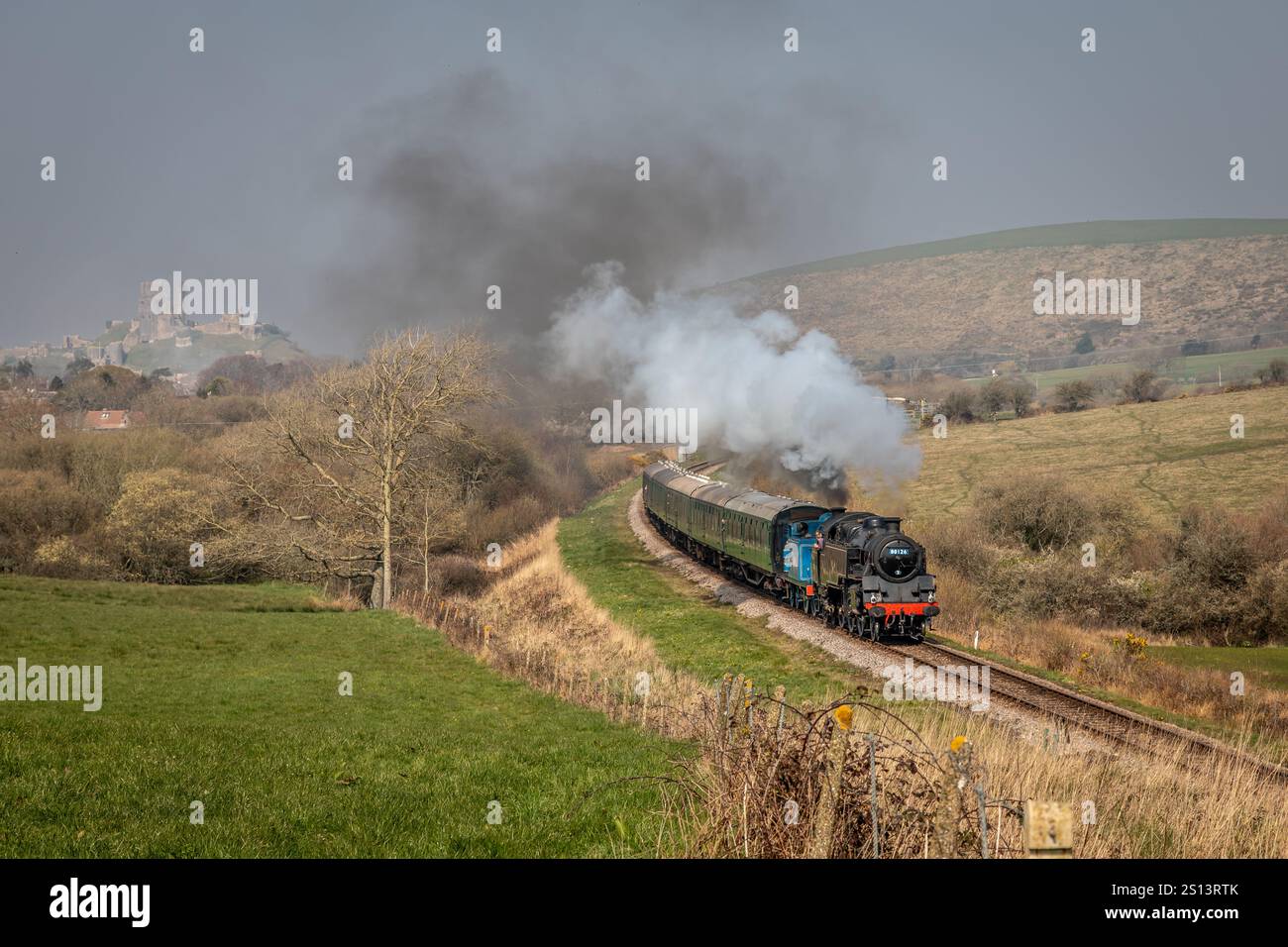 CR '439' classe 0-4-4T No. 419 e BR '4MT' 2-6-4T No. 80104 (in esecuzione come No. 80126) si avvicinano ad Afflington sulla Swanage Railway, Dorset, Inghilterra, Regno Unito Foto Stock