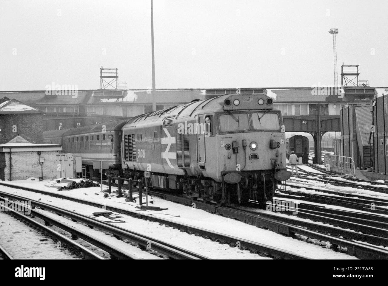 Una locomotiva diesel di classe 50 numero 50031 si allontana dalla fermata di Clapham Junction con un servizio "Network Express" Network Southeast su un freddo e nevoso 13 febbraio 1991. Foto Stock Una locomotiva diesel di classe 50 numero 50031 si allontana dalla fermata di Clapham Junction con un servizio "Network Express" Network Southeast su un freddo e nevoso 13 febbraio 1991. Foto Stock