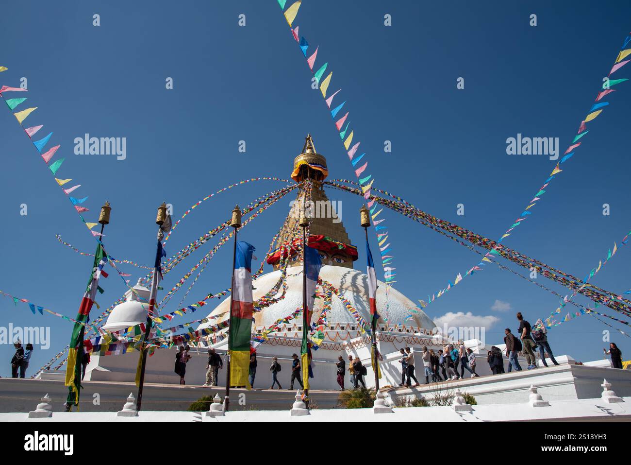 Kathmandu, Nepal, 8 marzo 2020: Nepalesi e turisti fuori budha stupa o Boudhanath Stupa buddha tempio sacro religioso a Kathmandu Nepal. Foto Stock