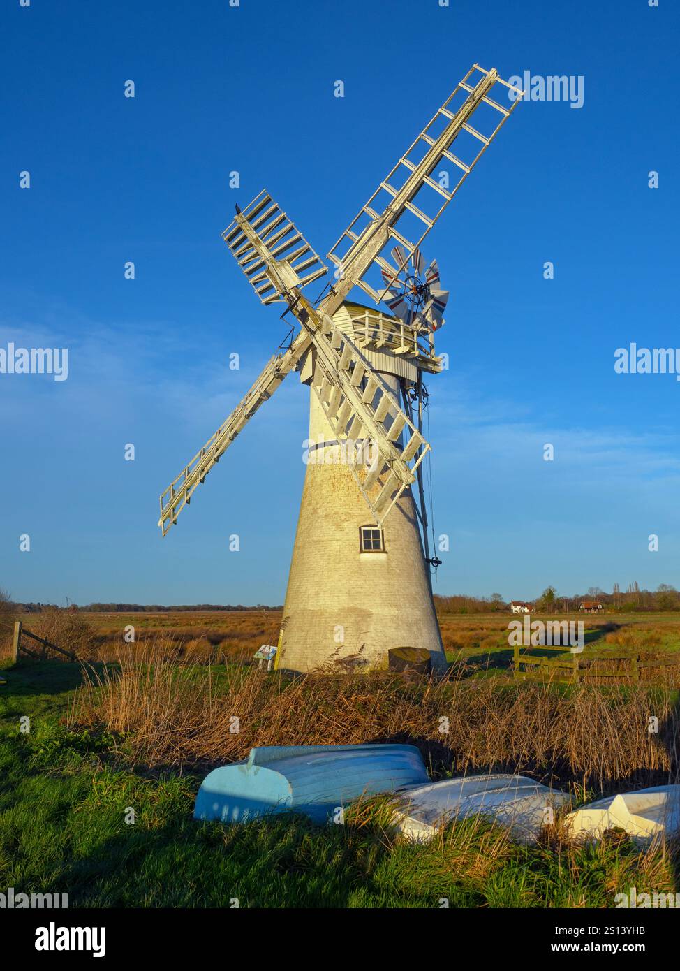 Thurne Windmill sul fiume Thurne Norfolk Broads National Park Inghilterra Regno Unito Foto Stock