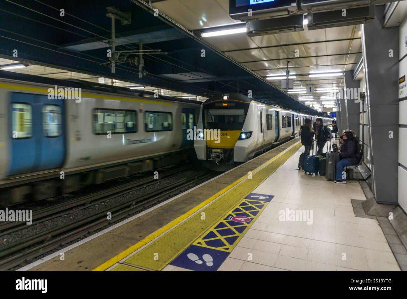 Un treno Thameslink in direzione nord per Luton, nella stazione di Thameslink, Londra. Foto Stock