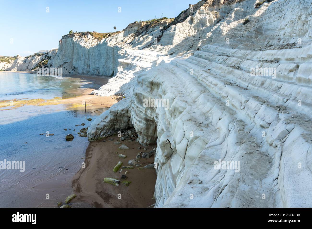 Sicilia, Italia - 11 maggio 2022: La bellissima e bianca scala turca durante una giornata di sole Foto Stock
