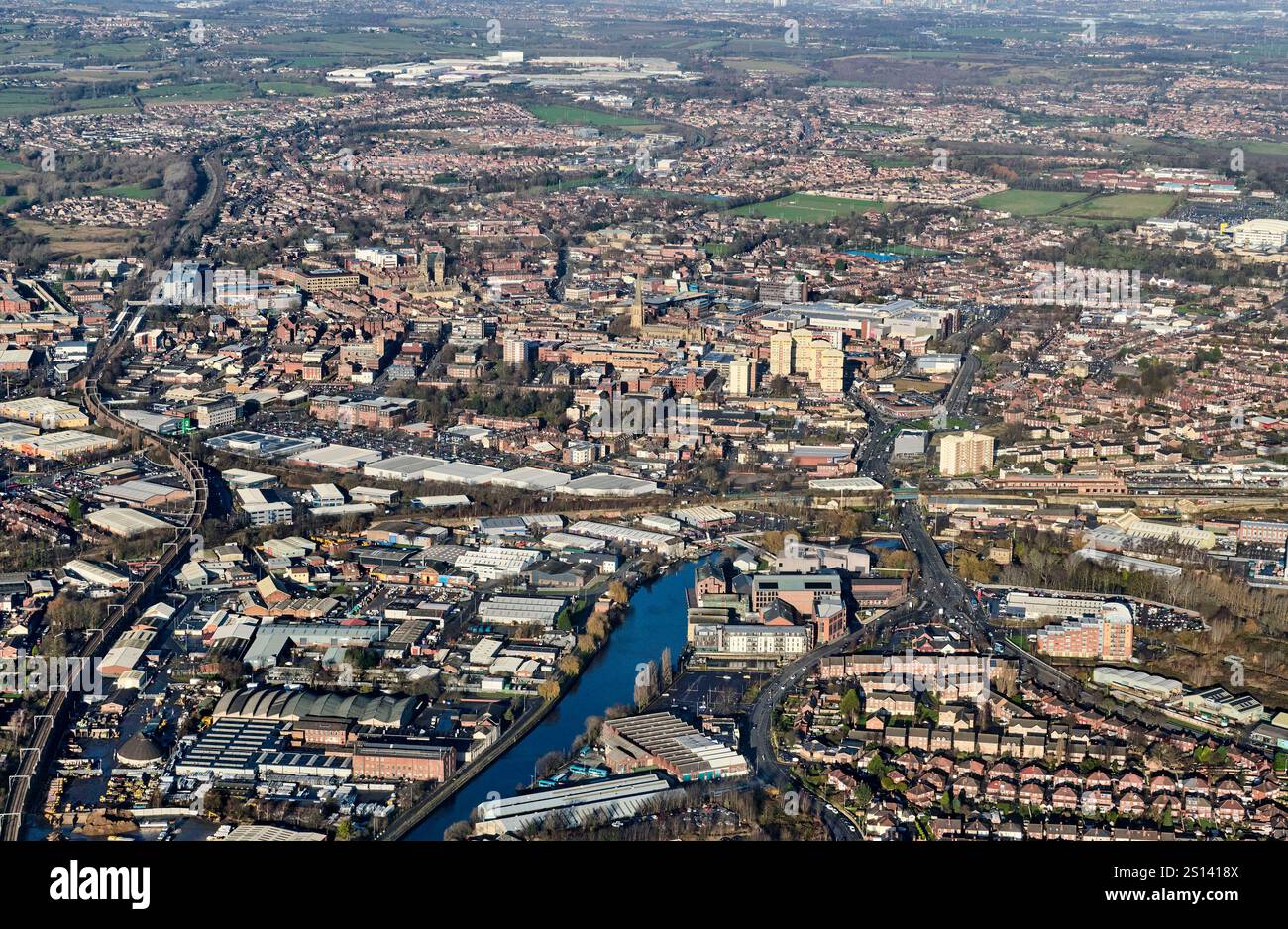 Vista aerea della città di Wakefield, dal sud, West Yorkshire, Inghilterra settentrionale, Regno Unito, primo piano sul fiume Calder Foto Stock