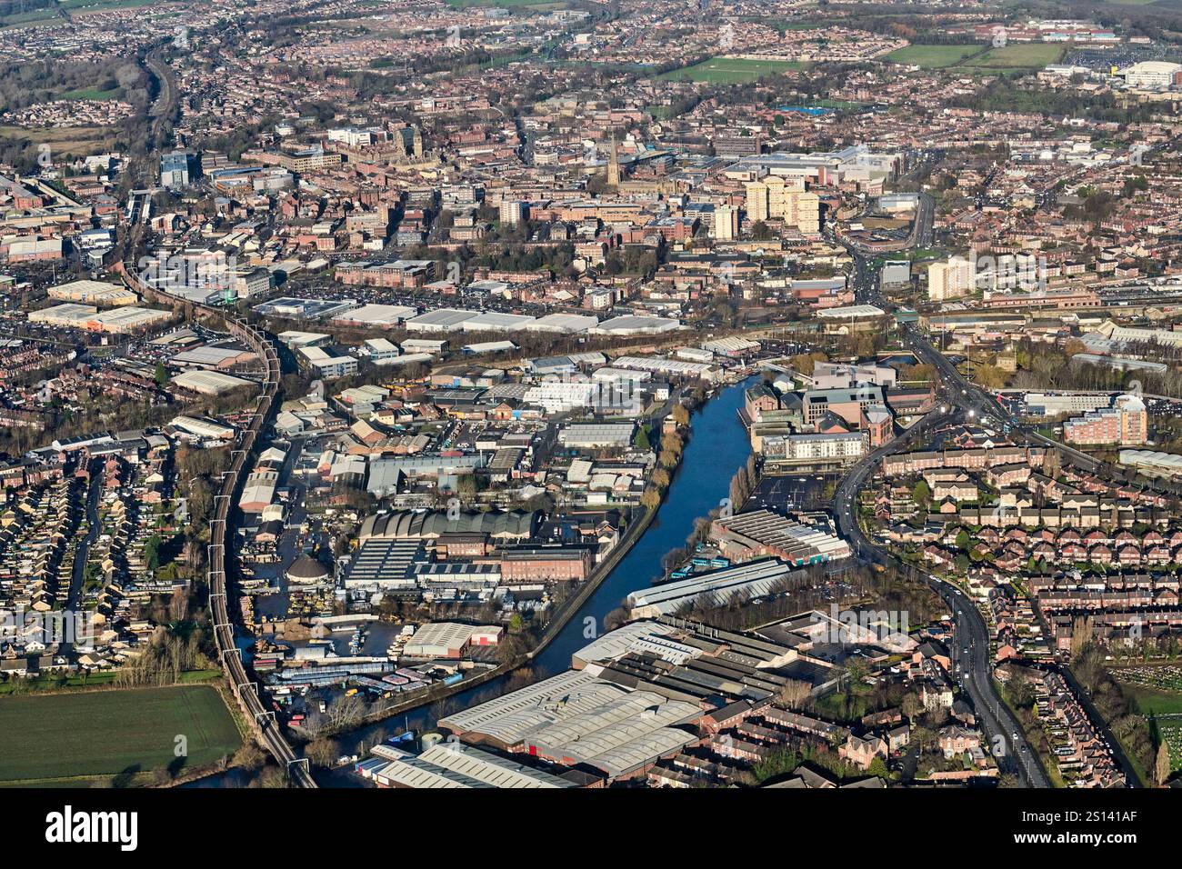 Vista aerea della città di Wakefield, dal sud, West Yorkshire, Inghilterra settentrionale, Regno Unito, primo piano sul fiume Calder Foto Stock