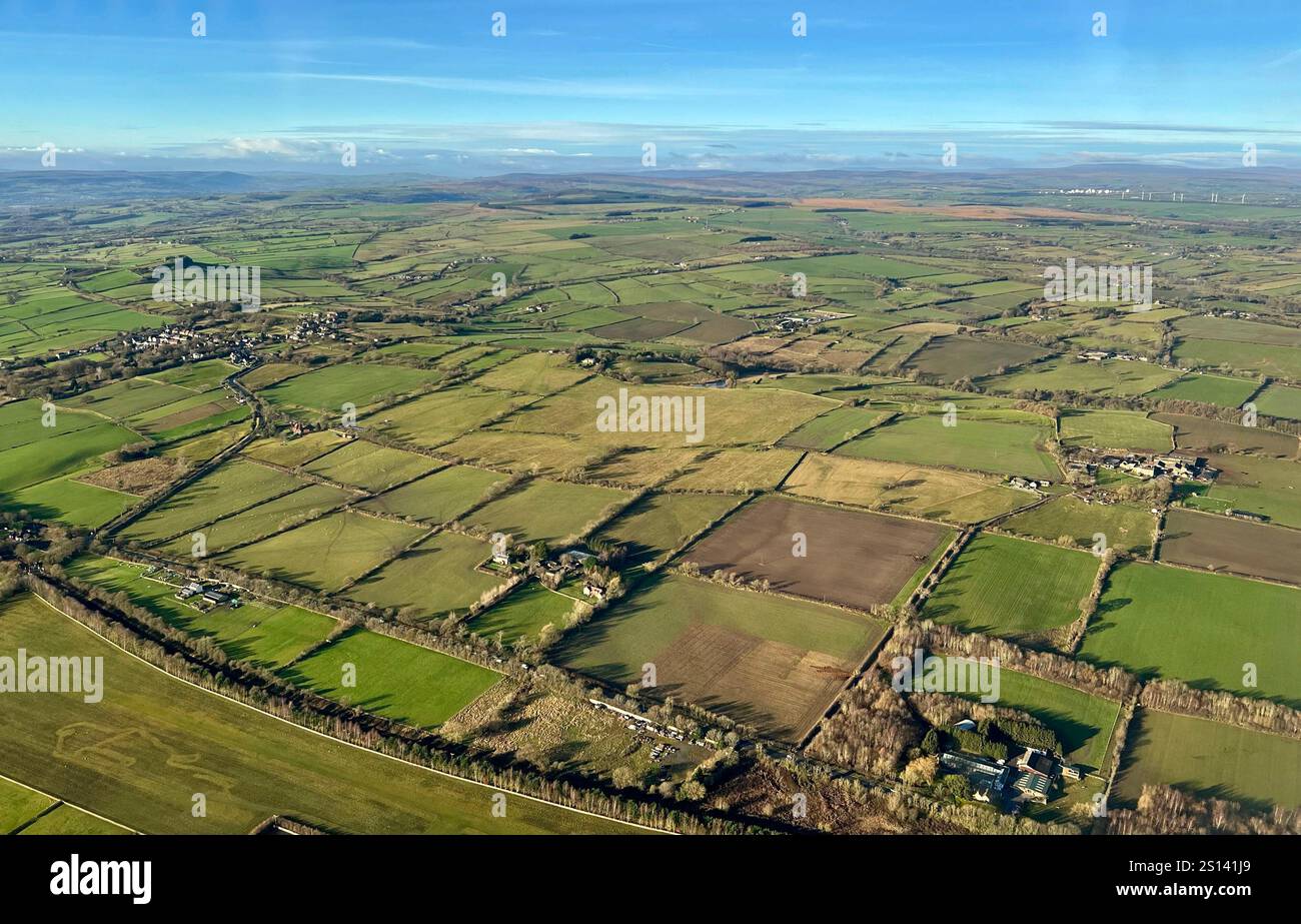 Una vista aerea del paesaggio rurale tra Leeds e Harrogate, con le Dales sullo sfondo, North Yorkshire, Inghilterra settentrionale, Regno Unito Foto Stock
