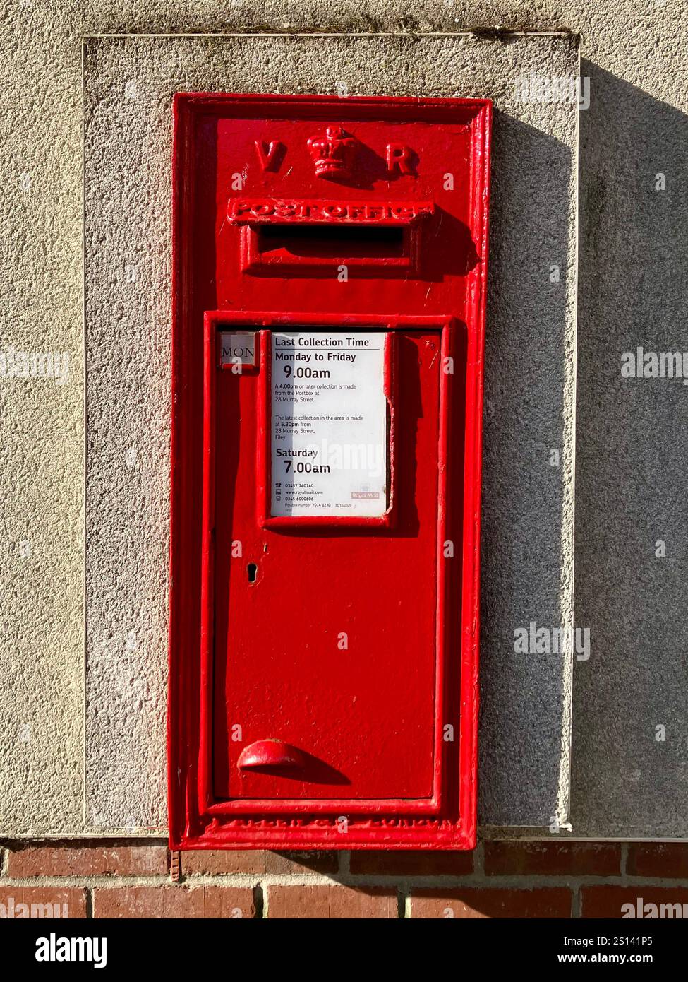 A Victorian VR Post Box, Yorkshire Dales, Regno Unito Foto Stock