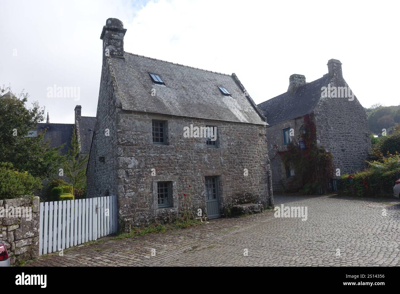 Vecchie case in pietra in uno dei più bei villaggi di Francia, Francia, Bretagna, Finistere, Locronan Foto Stock