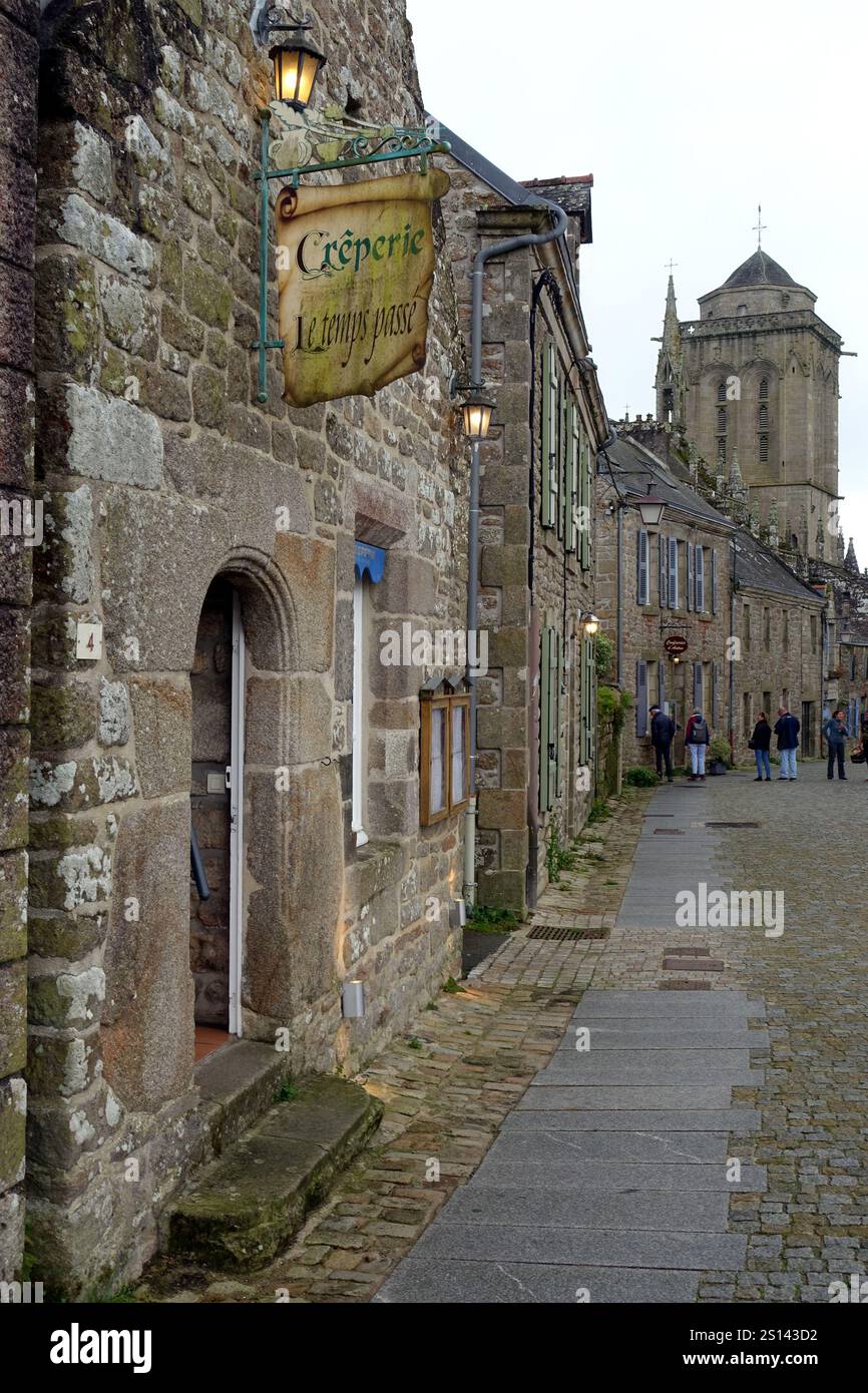 Vicolo medievale in uno dei borghi più belli della Francia, sullo sfondo la chiesa di Saint-Ronan, Francia, Bretagna, Finistere, Locronan Foto Stock