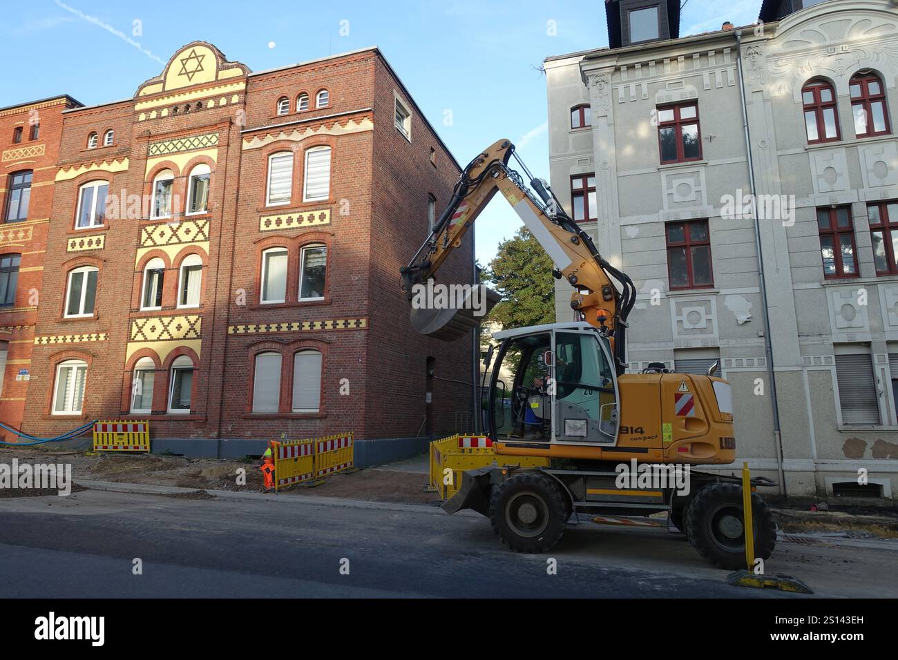 Cantiere di fronte a un condominio ebraico della fine del secolo, posa di cavi in fibra ottica, Germania, Renania settentrionale-Vestfalia, Foto Stock