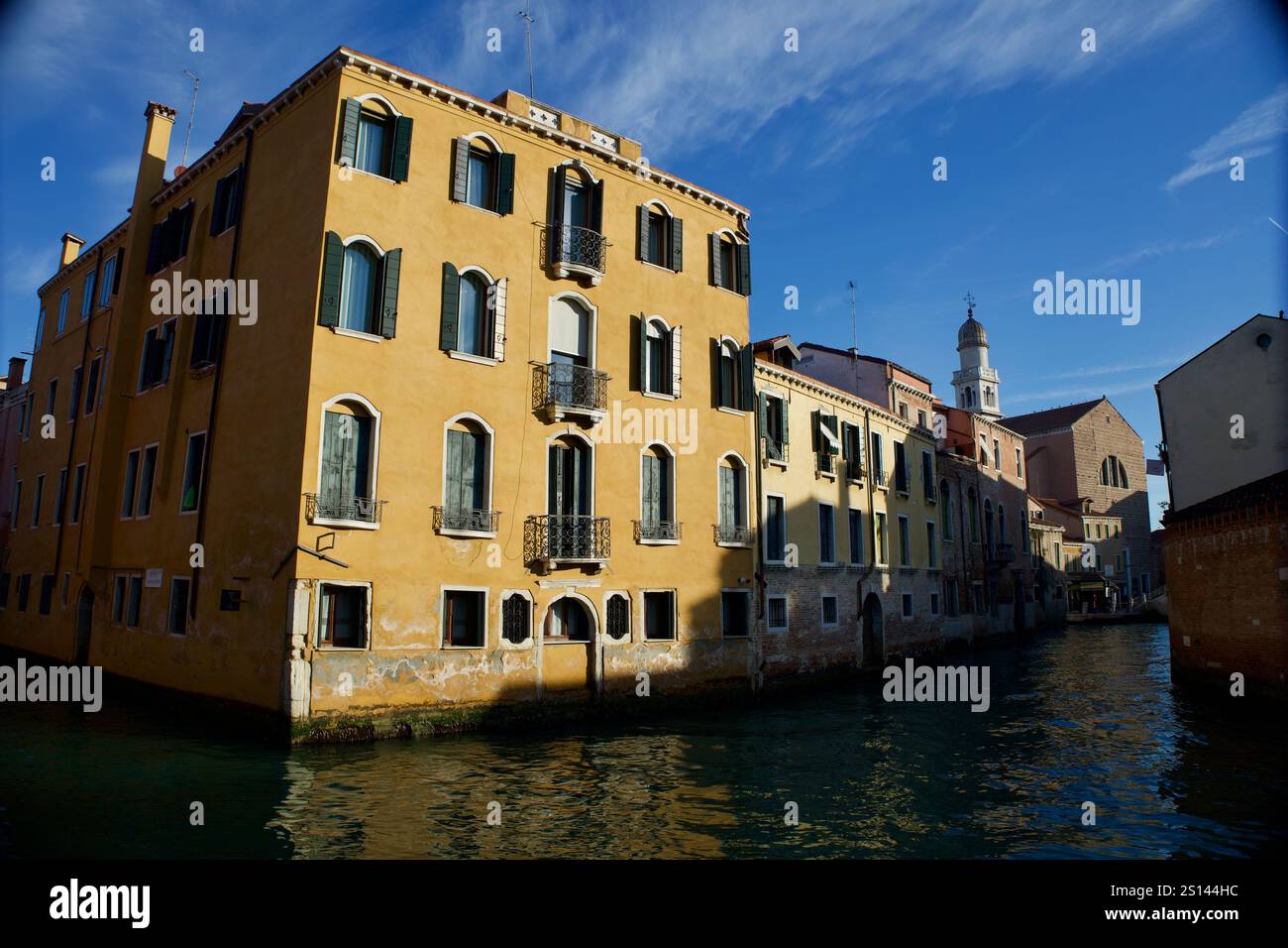 Venezia, Italia. 28 dicembre 2024. Case di Venezia. Foto Stock