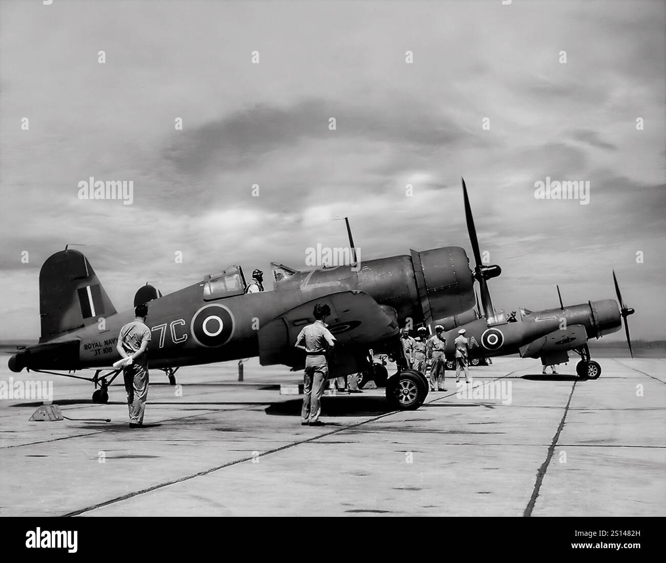 Vought F4U Corsairs della British Fleet Air Arm. Un aereo da caccia americano principalmente della seconda guerra mondiale e della guerra di Corea, fu progettato e utilizzato principalmente come aereo da portaerei con la Marina e i Marines degli Stati Uniti. Uno dei caccia-bombardieri portaerei più capaci della guerra, alcuni piloti giapponesi lo consideravano il caccia americano più formidabile. Il Corsair servì quasi esclusivamente come caccia-bombardiere durante la guerra di Corea e durante le guerre coloniali francesi in Indocina e Algeria. Foto Stock