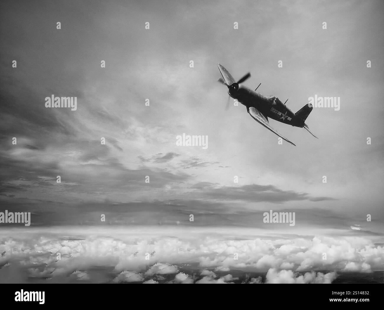 Un Vought F4U Corsair in volo. Un aereo da caccia americano principalmente della seconda guerra mondiale e della guerra di Corea, fu progettato e utilizzato principalmente come aereo da portaerei con la Marina e i Marines degli Stati Uniti. Uno dei caccia-bombardieri portaerei più capaci della guerra, alcuni piloti giapponesi lo consideravano il caccia americano più formidabile. Il Corsair servì quasi esclusivamente come caccia-bombardiere durante la guerra di Corea e durante le guerre coloniali francesi in Indocina e Algeria. Foto Stock