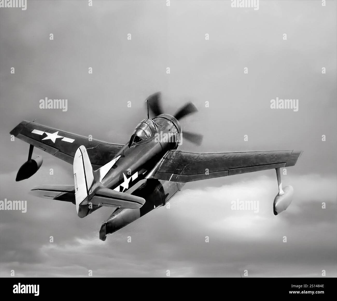 Un Curtiss SC Seahawk in volo, un idrovolante da ricognizione è stato progettato per la United States Navy durante le ultime fasi della seconda guerra mondiale e in tempo di pace. Mentre era destinato solo a far sedere il pilota, nella fusoliera di poppa era presente un lettino per il salvataggio o il trasferimento del personale. Le ali erano pieghevoli e ospitavano due mitragliatrici Browning m2 montate nelle ali e sull'ala destra, radar a scansione superficiale. I primi Seahawk furono consegnati nel 1944 alla USS Guam. Il Seahawk è stato probabilmente il miglior esploratore americano di idrovolante della seconda guerra mondiale Foto Stock