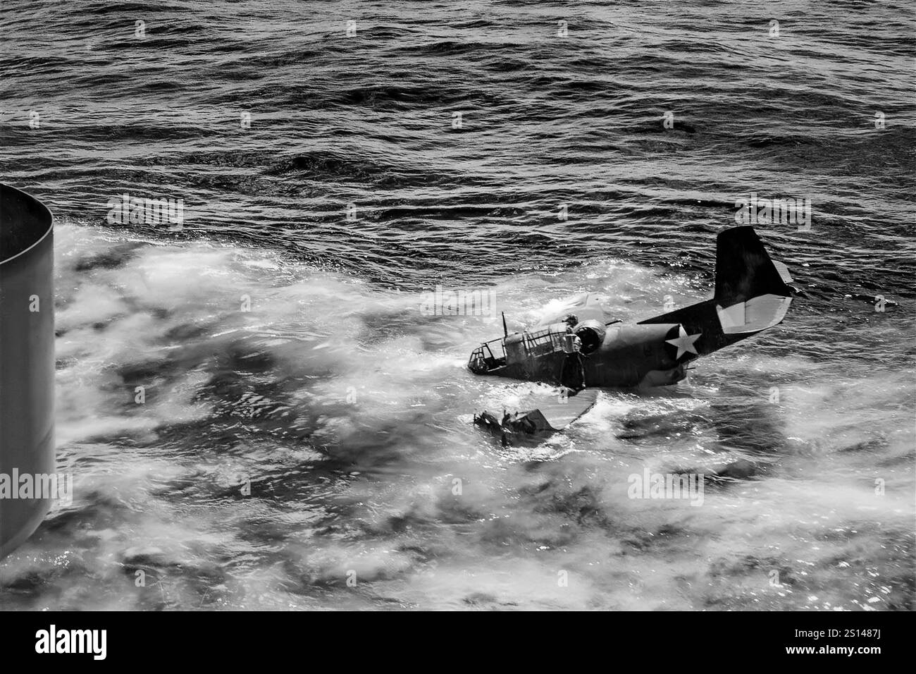 Un Grumman TBF Avenger in mare dopo un atterraggio di una portaerei. Un bombardiere silurante americano dell'era della seconda guerra mondiale sviluppato inizialmente per la Marina e il corpo dei Marines degli Stati Uniti, ma alla fine utilizzato da diversi servizi di aviazione aerea e navale in tutto il mondo. Entrò in servizio negli Stati Uniti nel 1942, e prese parte per la prima volta alla battaglia di Midway. Nonostante la perdita di cinque dei sei Vendicatori al suo debutto in combattimento, sopravvisse in servizio fino a diventare il bombardiere silurante più utilizzato della seconda guerra mondiale Foto Stock