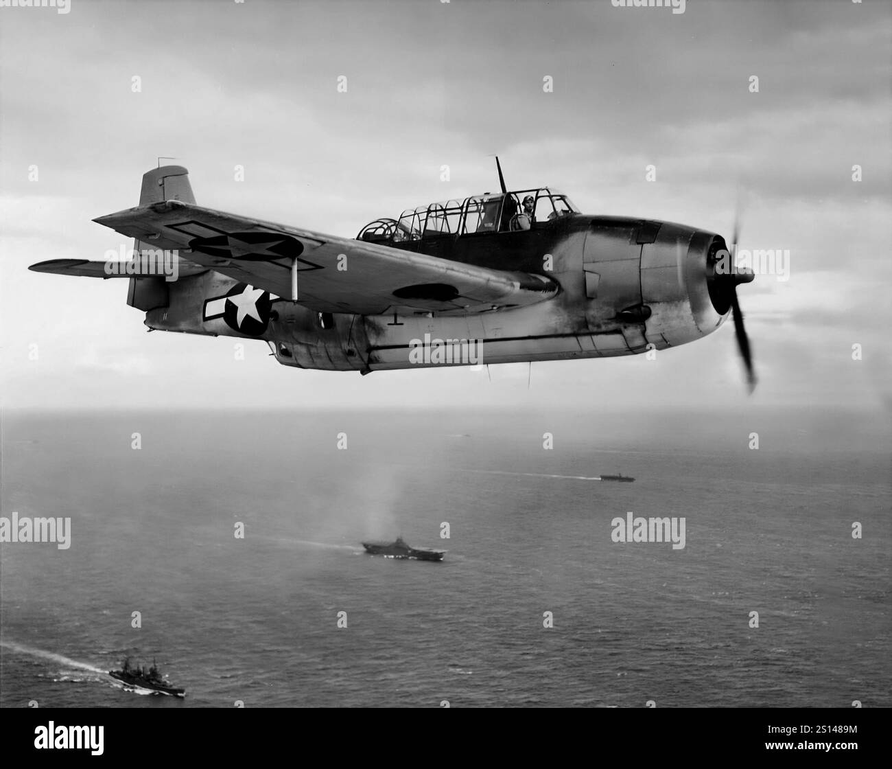 Un Grumman TBF Avenger in volo. Un bombardiere silurante americano dell'era della seconda guerra mondiale sviluppato inizialmente per la Marina e il corpo dei Marines degli Stati Uniti, ma alla fine utilizzato da diversi servizi di aviazione aerea e navale in tutto il mondo. Entrò in servizio negli Stati Uniti nel 1942, e prese parte per la prima volta alla battaglia di Midway. Nonostante la perdita di cinque dei sei Vendicatori al suo debutto in combattimento, sopravvisse in servizio fino a diventare il bombardiere silurante più utilizzato della seconda guerra mondiale Foto Stock