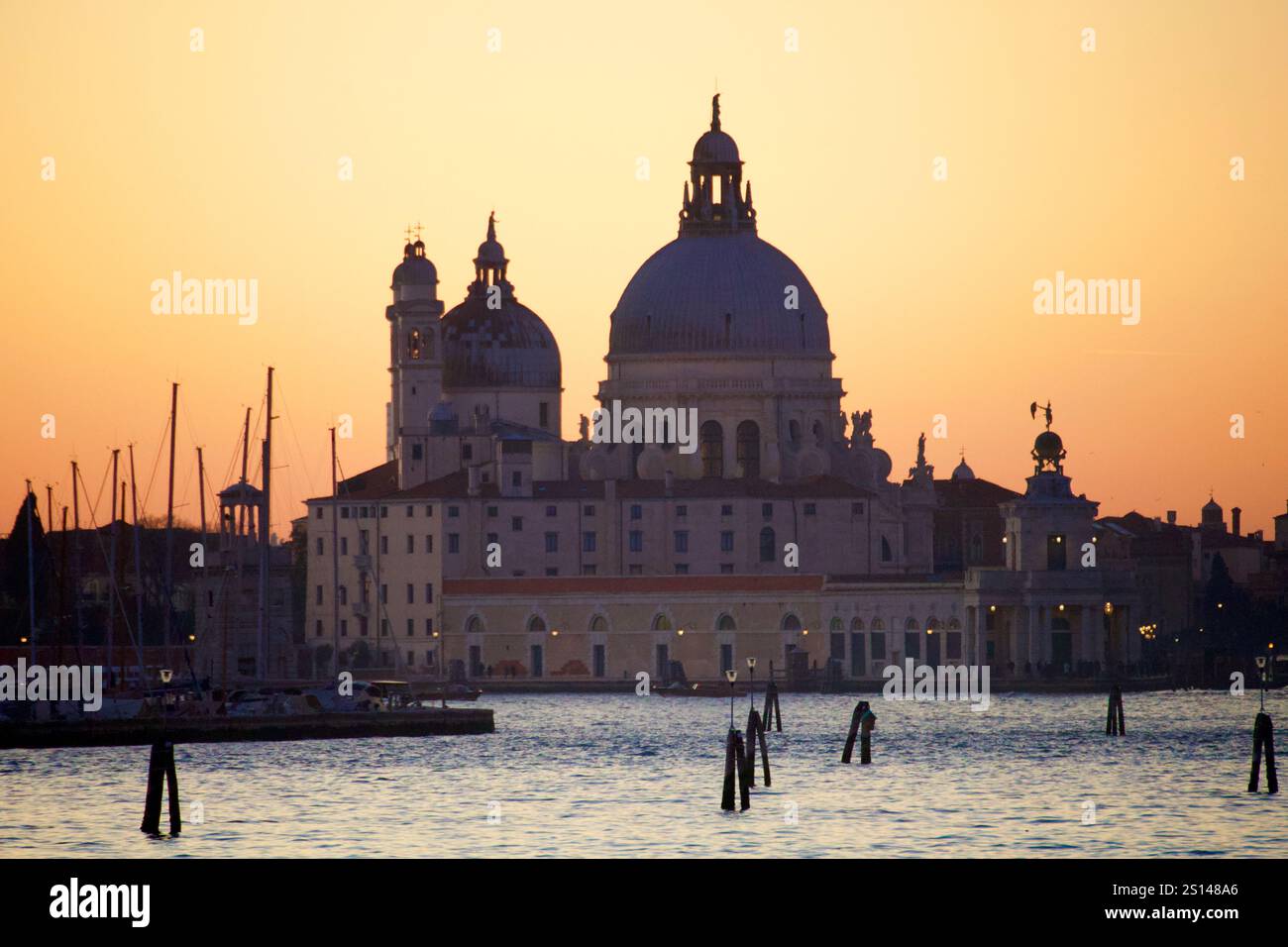 Venezia, Italia. 26 dicembre 2024. Tramonto a Venezia, Basilica di Santa Maria della salute. Foto Stock