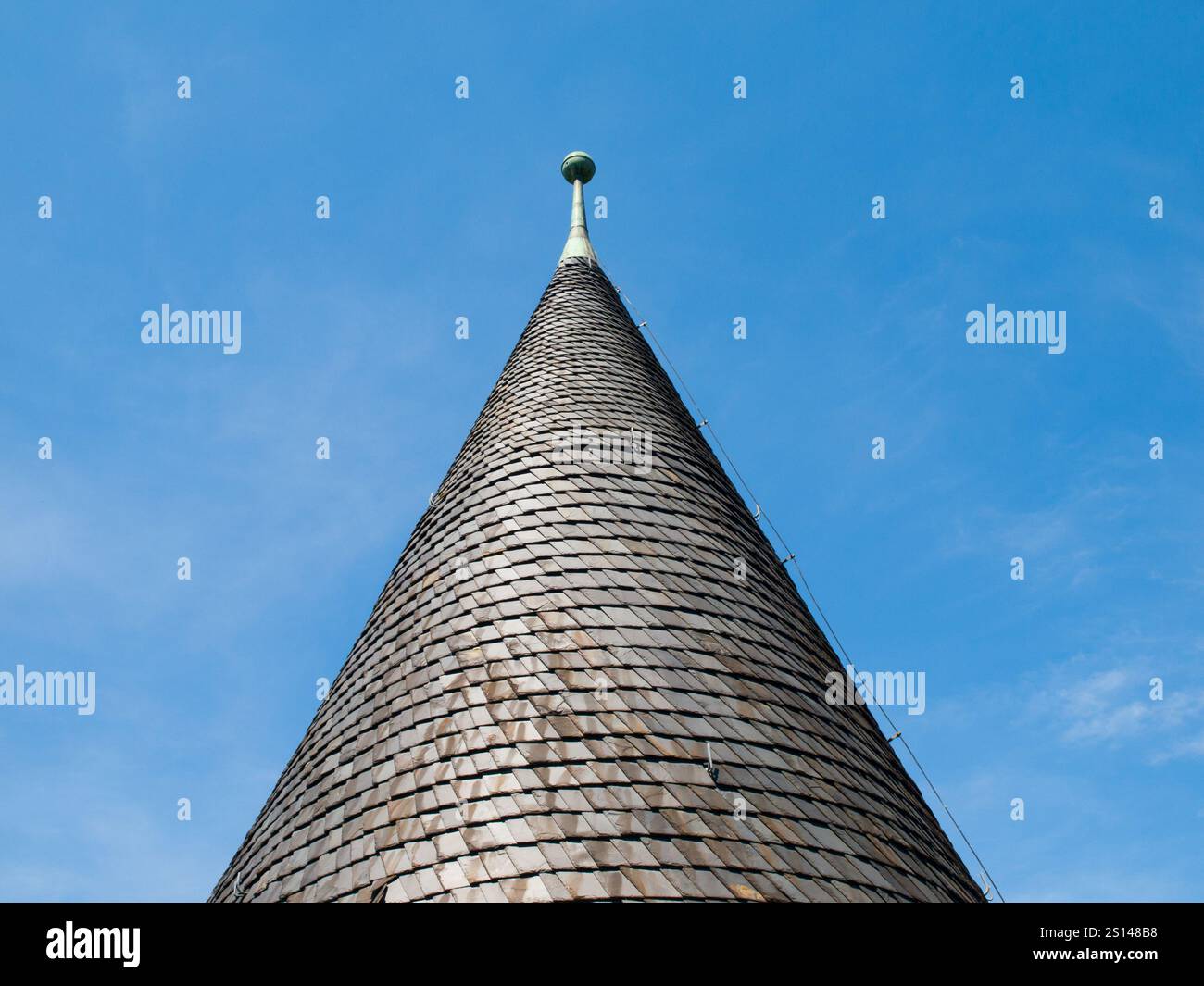 Dettaglio architettonico del tetto conico tipico delle torri medievali del castello Foto Stock