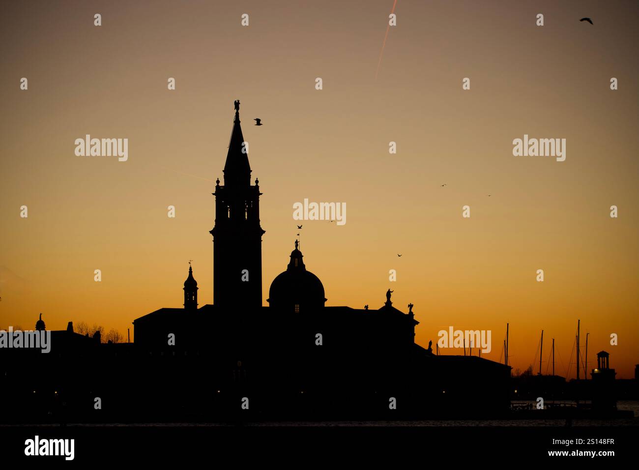 Venezia, Italia. 26 dicembre 2024. Tramonto a Venezia, Basilica di Santa Maria della salute. Foto Stock