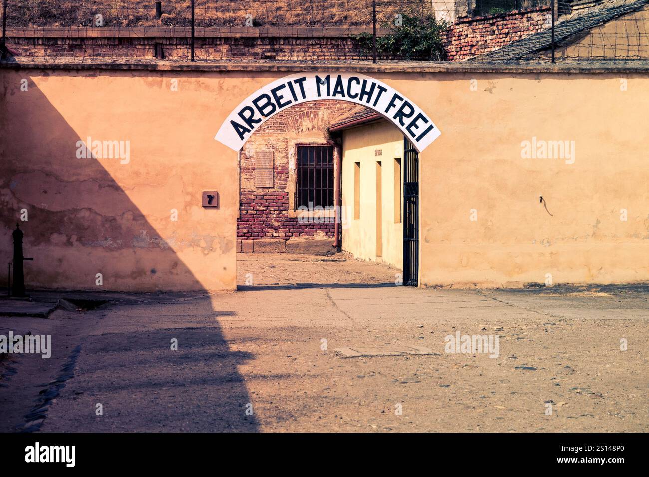 Vecchio cancello nell'ex campo di concentramento nella piccola Fortezza di Terezin. Foto Stock