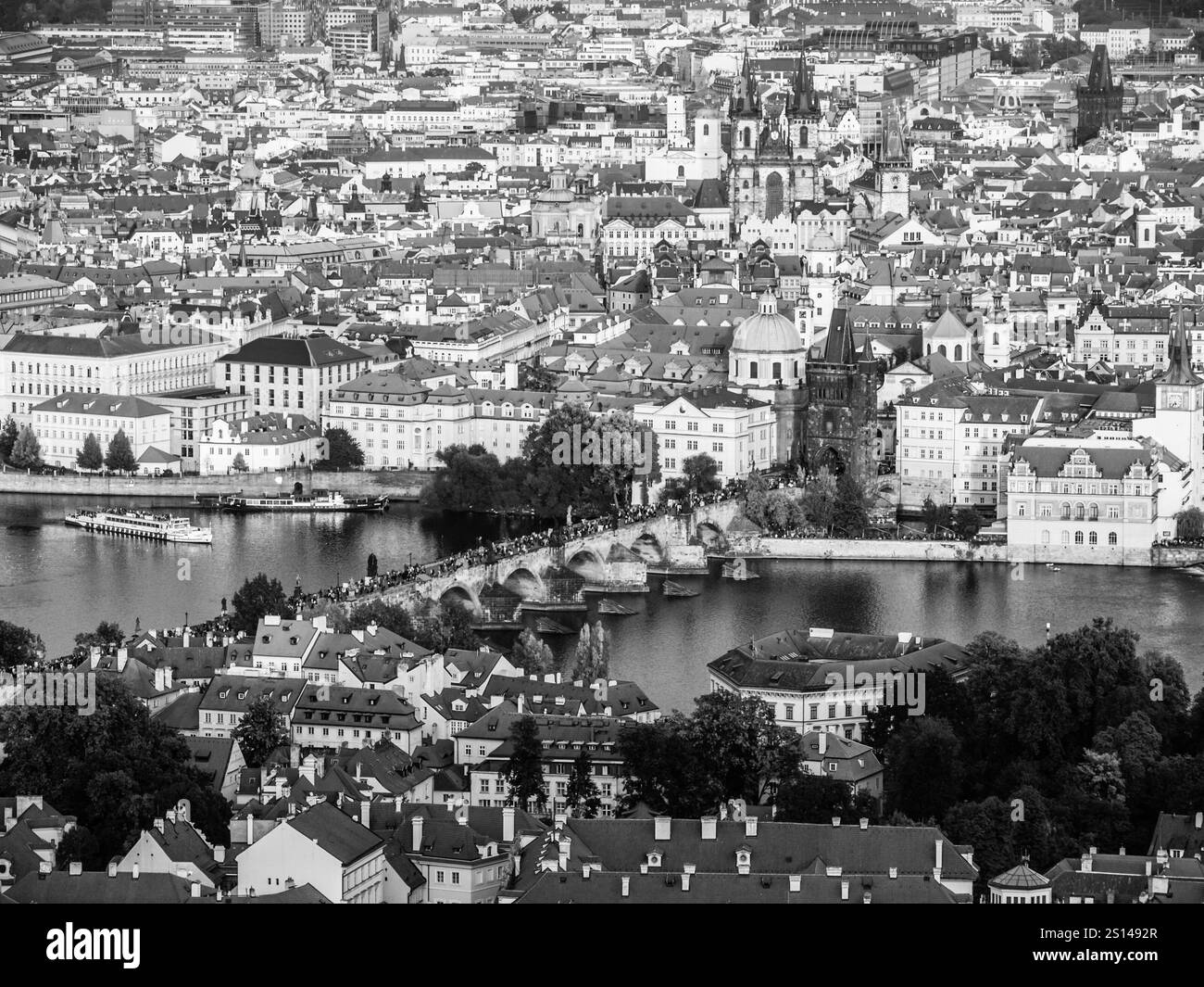 Vista panoramica della città vecchia di Praga, del Ponte Carlo e di Mala strana dalla Torre Petrin, Repubblica Ceca. Immagine in bianco e nero. Foto Stock