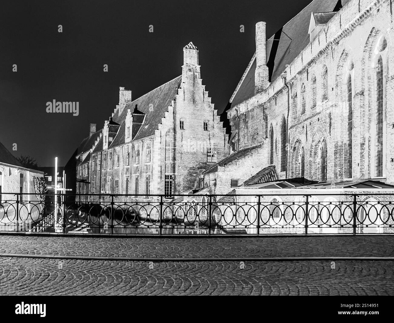 Canale d'acqua all'Old Saint John's Hospital di notte, Bruges, Belgio. Immagine in bianco e nero. Foto Stock
