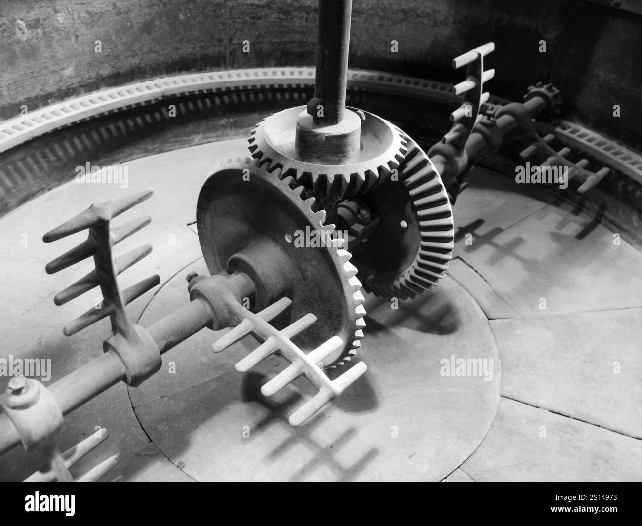 Macchine per la miscelazione in un vecchio serbatoio di purè nel birrificio. Immagine in bianco e nero Foto Stock