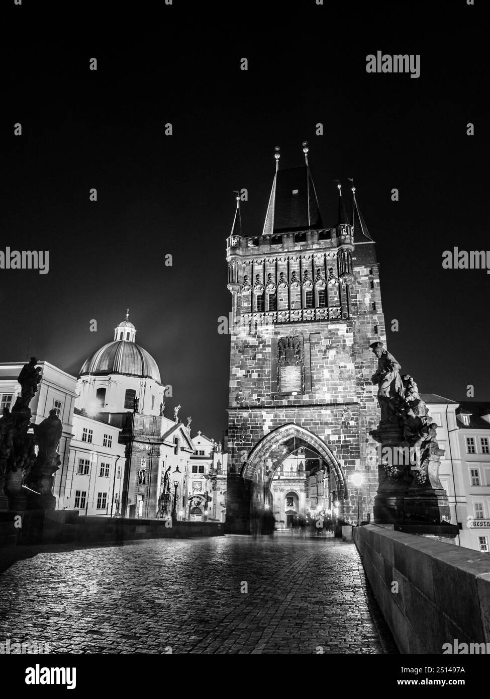Vista notturna del Ponte Carlo a Praga con la Torre del Ponte della Citta' Vecchia, Repubblica Ceca. Immagine in bianco e nero. Foto Stock