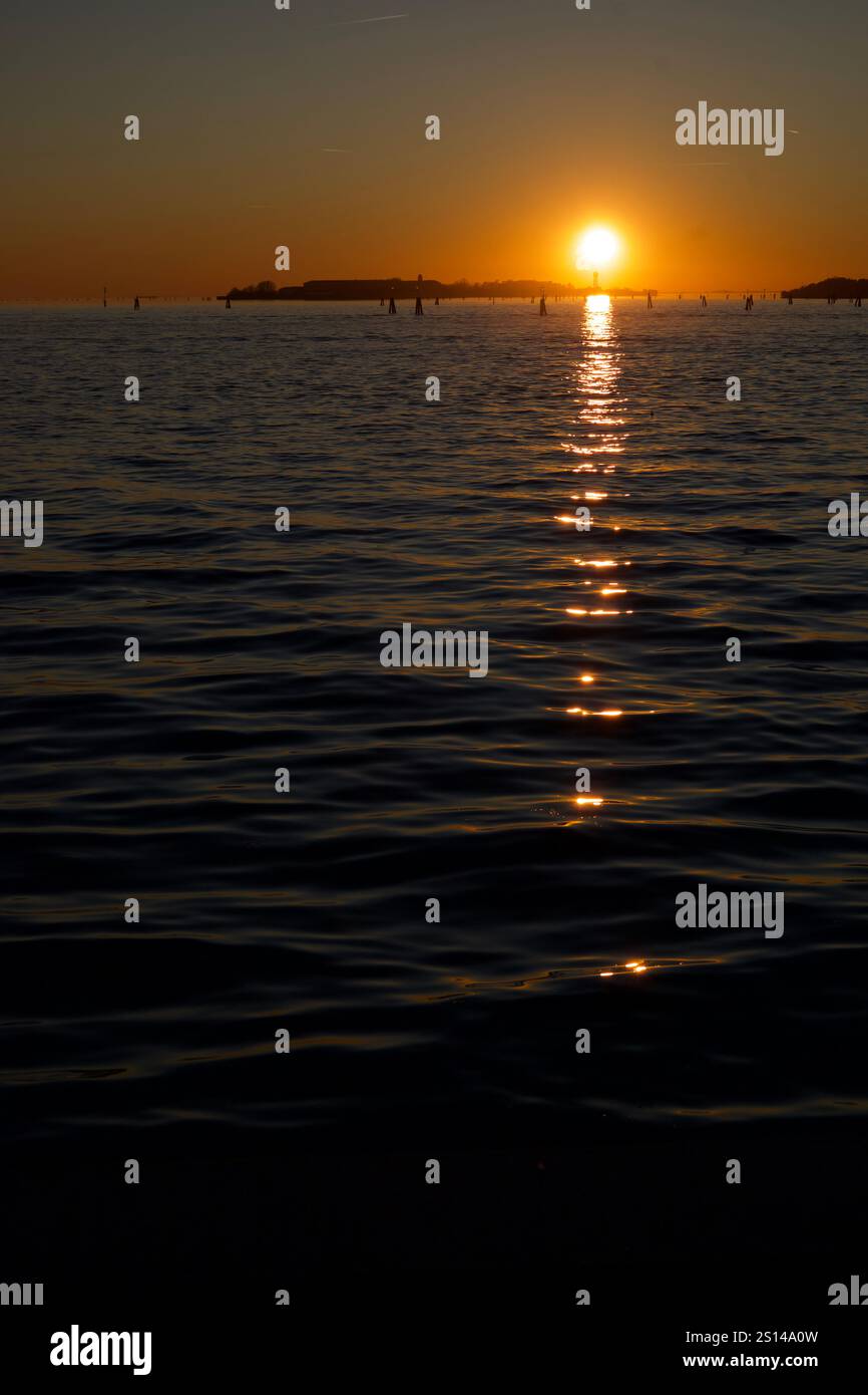 Venezia, Italia. 27 dicembre 2024. Tramonto. Foto Stock
