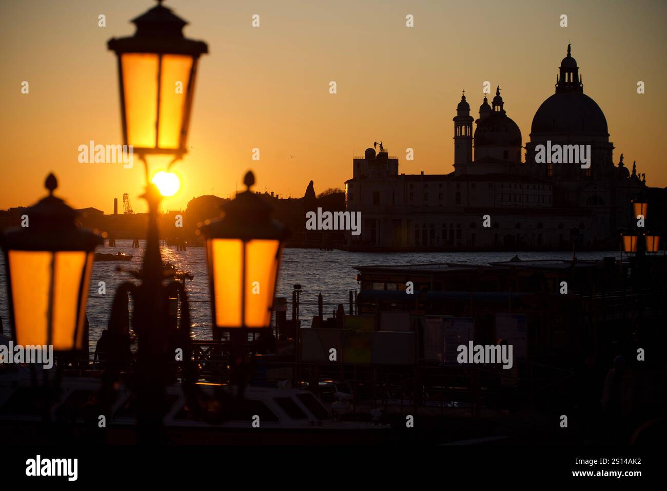 Venezia, Italia. 26 dicembre 2024. Tramonto a Venezia, Basilica di Santa Maria della salute. Foto Stock