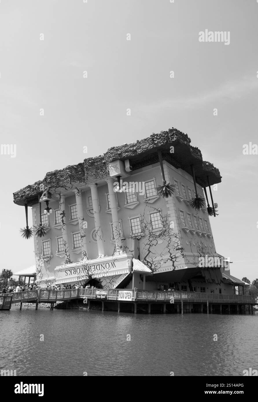 L'iconico edificio capovolto WonderWorks a Broadway at the Beach a Myrtle Beach, South Carolina, Stati Uniti, che unisce divertimento ed educazione. Foto Stock