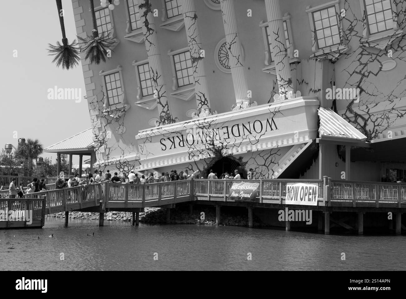 La famosa attrazione WonderWorks a Broadway at the Beach, Myrtle Beach, South Carolina, Stati Uniti, un edificio divertente capovolto ed educativo. Foto Stock