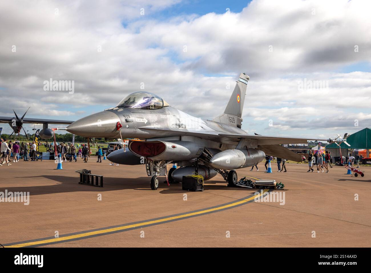 Romanian Air Force - Lockheed Martin F-16 Fighting Falcon, in esposizione statica al Royal International Air Tattoo 2024. Foto Stock