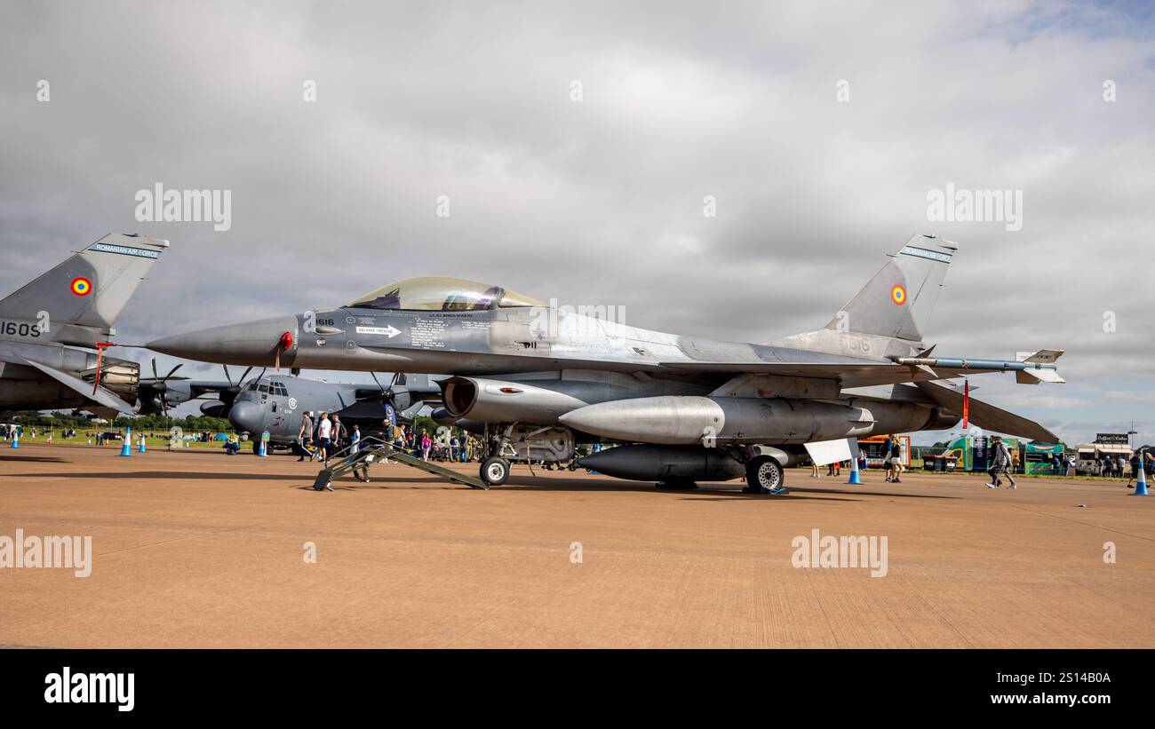 Romanian Air Force - Lockheed Martin F-16 Fighting Falcon, in esposizione statica al Royal International Air Tattoo 2024. Foto Stock