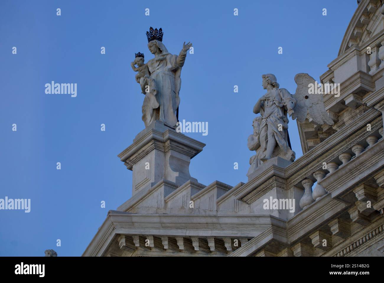 Venezia, Italia. 25 dicembre 2024. Santa Maria della salute, statua di madre Maria e Gesù. Foto Stock