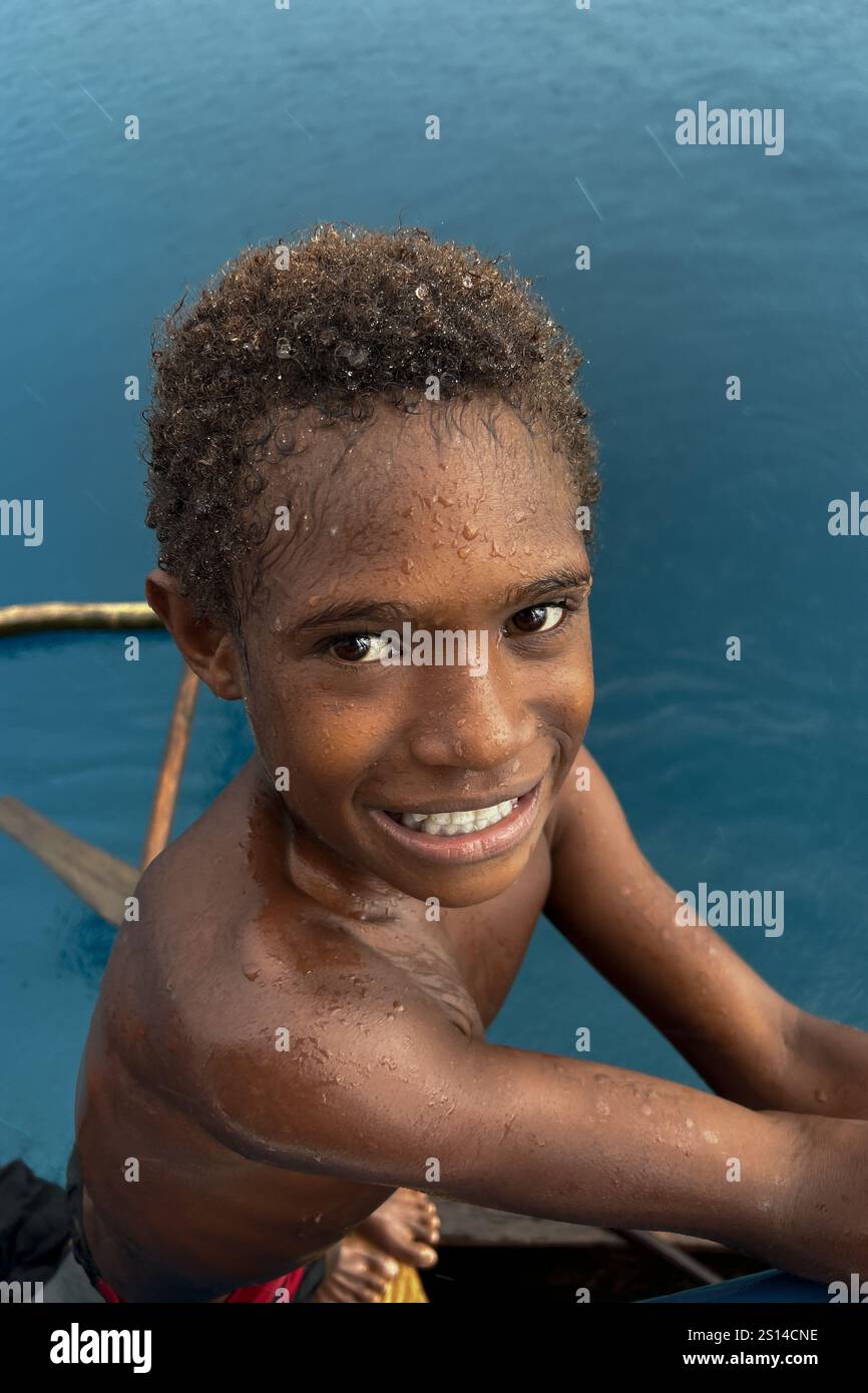 I residenti dell'isola di Tungelo nelle loro tradizionali canoe, nella provincia della nuova Irlanda, in Papua nuova Guinea Foto Stock