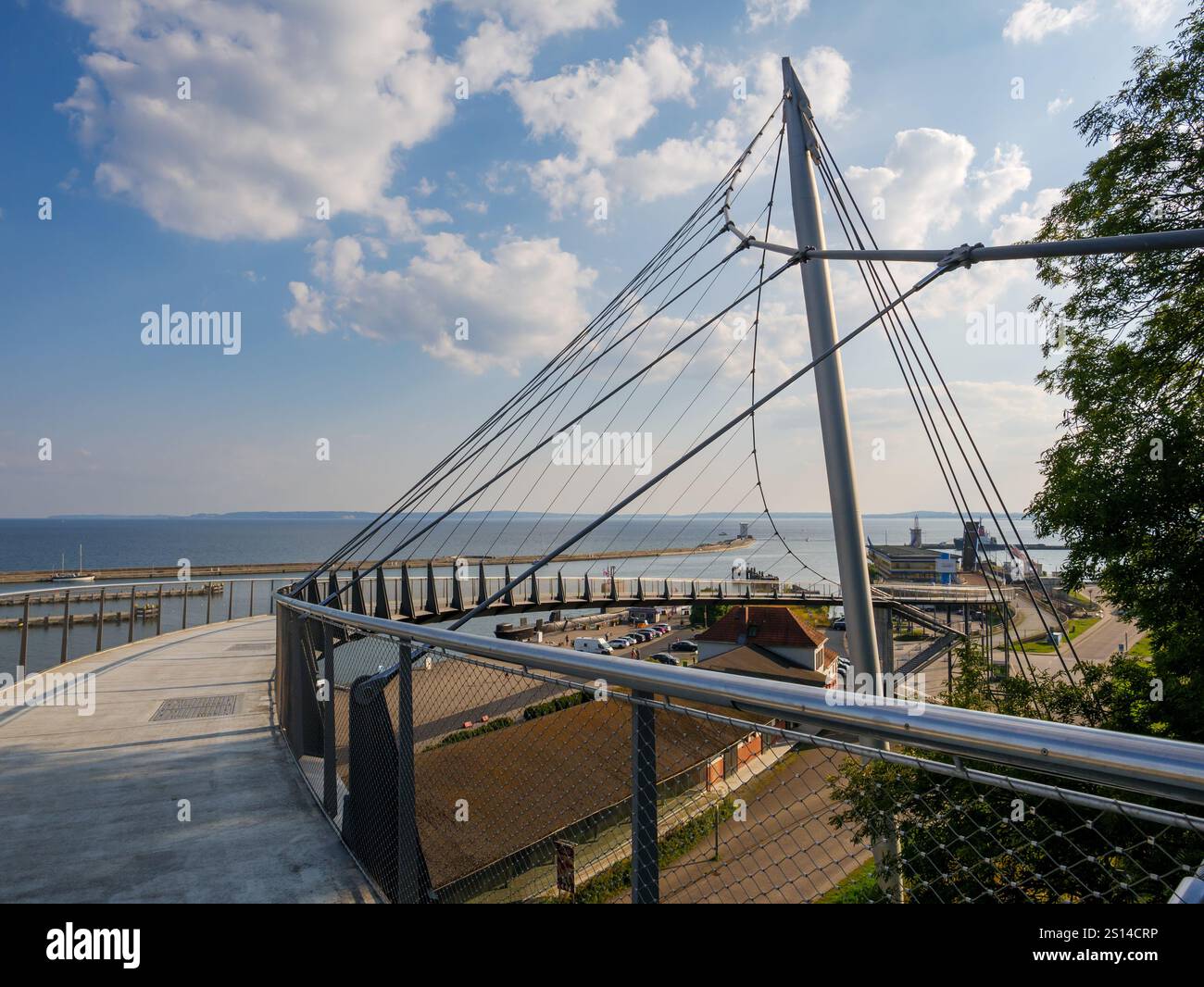 Ponte pedonale di Sassnitz, ponte sospeso con vista sul porto e sul Mar Baltico, isola di Rügen, Meclemburgo-Vorpommern, Germania Foto Stock