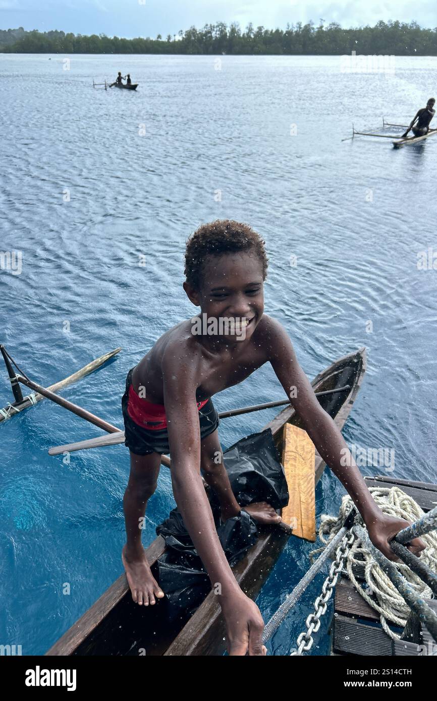 I residenti dell'isola di Tungelo nelle loro tradizionali canoe, nella provincia della nuova Irlanda, in Papua nuova Guinea Foto Stock